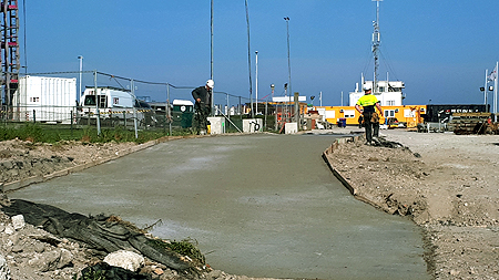 aanleg van een tijdelijk pad voor voetgangers en fietsers langs de werfzone